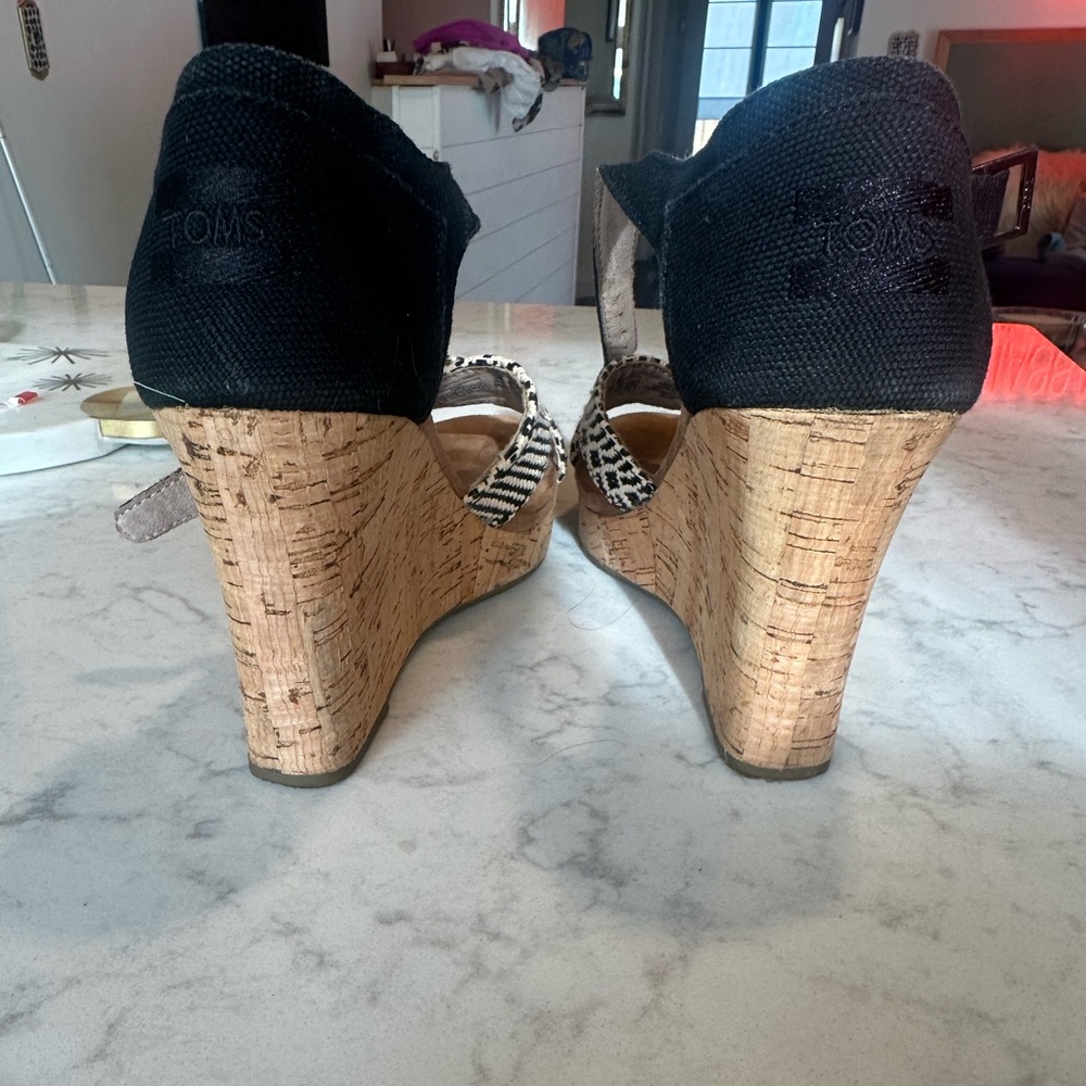 TOMS BLACK CORK SANDALS 8